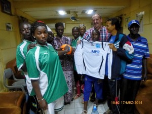 Spielerinnen und Betreuer des AS Saramaya; Bürgermeister Hamala Haidara; Stadtrat Wolfgang Metz